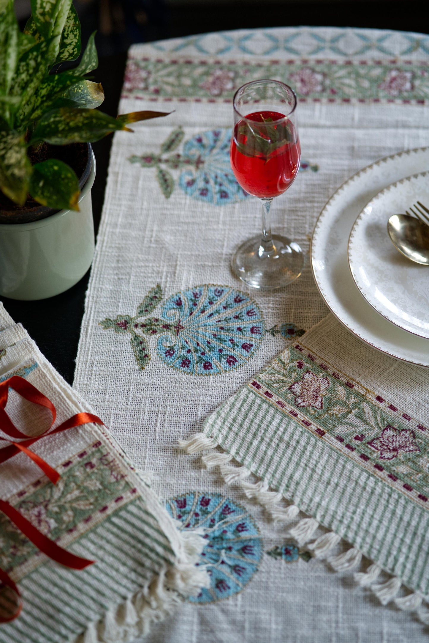 The sky petalled Dining set